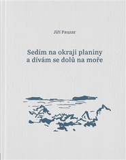 Sedím na okraji planiny a dívám se dolů na moře